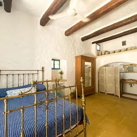 Ta'giannmarie Farmhouse.traditional With Large Private Pool.
